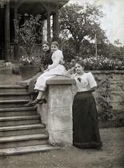 A kép forrását kérjük így adja meg: Fortepan / Budapest Főváros Levéltára / Szekfű András / Levéltári jelzet: HU.BFL XIV.380 Karafiáth Jenő iratai, 1904, Budapest Főváros Levéltára / Szekfü András, lányok, leander, Fortepan #309999