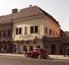 Magyarország, budai Vár, Budapest I., Tárnok utca 16., Anna utca sarok. Az Anna utcát lezáró Gyógyszertár feliratú fal feltehetőleg filmforgatás díszlete., 1974, Építésügyi Dokumentációs és Információs Központ, VÁTI, filmforgatás, színes, vendéglő, német gyártmány, Adler-márka, díszletháttér, automobil, Adler Trumpf Junior, Budapest, Fortepan #31000