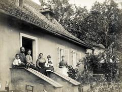A kép forrását kérjük így adja meg: Fortepan / Budapest Főváros Levéltára / Szekfű András / Levéltári jelzet: HU.BFL XIV.380 Karafiáth Jenő iratai, 1902, Budapest Főváros Levéltára / Szekfü András, lépcsőn ülni, család, udvar, Fortepan #310002