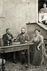 A kép forrását kérjük így adja meg: Fortepan / Budapest Főváros Levéltára / Szekfű András / Levéltári jelzet: HU.BFL XIV.380 Karafiáth Jenő iratai, 1902, Budapest Főváros Levéltára / Szekfü András, italozás, Fortepan #310003