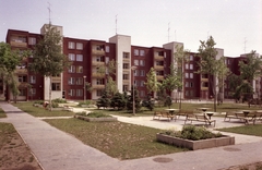 Magyarország, Tatabánya, Dózsakert lakótelep, Vadász utcai ház a park felől., 1979, Építésügyi Dokumentációs és Információs Központ, VÁTI, utcabútor, színes, park, lakótelep, antenna, lámpaoszlop, pad, asztal, Szentendre típusú pad, Fortepan #31006