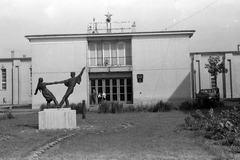 Magyarország, Kazincbarcika, Egressy út, Béke mozi. Táncospár, Olcsai Kiss Zoltán szobra., 1966, Építésügyi Dokumentációs és Információs Központ, VÁTI, szobor, mozi, Fortepan #31014