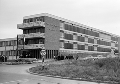 Magyarország, Kazincbarcika, Jószerencsét út 2. Ságvári Endre Gimnázium és Szakközépiskola (később Szalézi Szent Ferenc Gimnázium)., 1966, Építésügyi Dokumentációs és Információs Központ, VÁTI, iskola, német gyártmány, Volkswagen-márka, automobil, Volkswagen Bogár, Fortepan #31018