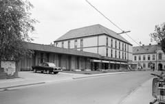 Magyarország, Szigetvár, Széchenyi utca, Oroszlán szálló a Zrinyi tér felé nézve., 1979, Építésügyi Dokumentációs és Információs Központ, VÁTI, vendéglátás, GAZ-márka, utcakép, Simson-márka, GAZ M21 Volga, Simson Schwalbe, motorkerékpár, rendszám, automobil, Fortepan #31022