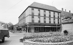 Magyarország, Szigetvár, Zrinyi tér, Oroszlán Szálló a Széchenyi utca torkolatánál., 1979, Építésügyi Dokumentációs és Információs Központ, VÁTI, vendéglátás, szobor, utcakép, Robur-márka, lámpaoszlop, postaláda, újságárus, pavilon, bisztró, Fortepan #31024