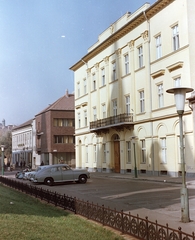 Magyarország, Szeged, Dóm tér az Oskola utca torkolatánál., 1968, Építésügyi Dokumentációs és Információs Központ, VÁTI, színes, utcakép, lámpaoszlop, automobil, Fortepan #31031