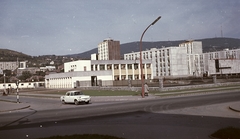 Magyarország, Uránváros, Pécs, Radnóti utca - Építők útja kereszteződése, jobbra hátul az Ipari Iskola, mai nevén Éltes Mátyás Iskola., 1968, Építésügyi Dokumentációs és Információs Központ, VÁTI, iskola, színes, csehszlovák gyártmány, Skoda-márka, automobil, Skoda 1000 MB, Fortepan #31038