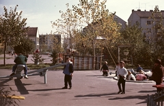 Magyarország, Uránváros, Pécs, egykori Karikás (később Zipernowsky utcai) óvoda udvara, háttérben a Bánki Donát utca., 1968, Építésügyi Dokumentációs és Információs Központ, VÁTI, játszótér, színes, óvoda, Fortepan #31043