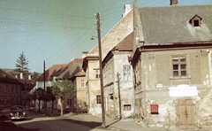 Magyarország, Kőszeg, Rajnis (Beloiannisz) utca - Táblaház (Schätzel Frigyes) utca sarok. (balra van a vár bejárata), 1958, Építésügyi Dokumentációs és Információs Központ, VÁTI, színes, szovjet gyártmány, GAZ-márka, utcakép, postaláda, automobil, GAZ M20 Pobjeda, Fortepan #31067