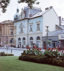 Magyarország, Szolnok, Kossuth Lajos út, bal oldalon a Megyeháza, szemben a 4. sz. ház., 1966, Építésügyi Dokumentációs és Információs Központ, VÁTI, színes, park, életkép, főutca, eszpresszó, timpanon, Fortepan #31094