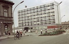 Magyarország, Szolnok, Baross (Beloiannisz) út 1., a Pártház a Szapáry utca (Ságvári Endre körút) felől., 1966, Építésügyi Dokumentációs és Információs Központ, VÁTI, kerékpár, színes, útkereszteződés, Trabant-márka, pártház, kandeláber, életkép, könyvesbolt, Fortepan #31099