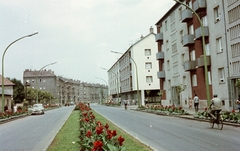 Magyarország, Szolnok, Boldog Sándor István (Ságvári Endre) körút a Városközpont felől., 1966, Építésügyi Dokumentációs és Információs Központ, VÁTI, kerékpár, nyugalom, színes, kandeláber, lakótelep, utcakép, városkép, virágdíszítés, életkép, Fortepan #31100