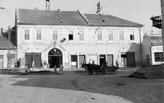 Magyarország, Sárospatak, Kossuth Lajos utca 44., Községi Tanács, ma Városháza., 1959, Építésügyi Dokumentációs és Információs Központ, VÁTI, cégtábla, élelmiszerbolt, ló, szekér, utcakép, életkép, fogat, hangszóró, középület, Fortepan #31105