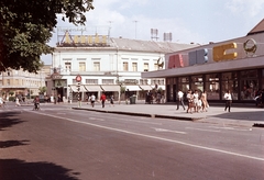 Magyarország, Nyíregyháza, Kossuth tér, balra a Megyei Bíróság a Bocskai utcában, az áruház előtt a Luther (Felszabadulás) utca van., 1968, Építésügyi Dokumentációs és Információs Központ, VÁTI, színes, cégtábla, áruház, középület, tábla, Fortepan #31113