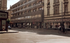 Magyarország, Nyíregyháza, Kossuth tér, Zrínyi Ilona utca torkolata., 1968, Építésügyi Dokumentációs és Információs Központ, VÁTI, kerékpár, színes, üzletsor, Fortepan #31115