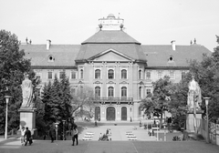 Magyarország, Eger, Eszterházy (Szabadság) tér, Líceum a Főszékesegyház felé vezető lépcsőről nézve., 1970, Építésügyi Dokumentációs és Információs Központ, VÁTI, barokk-stílus, középület, Josef Ignaz Gerl-terv, Fellner Jakab-terv, Grossmann József-terv, Fortepan #31123