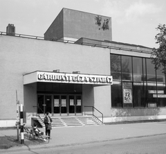 Magyarország, Eger, Hatvani kapu (Lenin) tér 4. Gárdonyi Géza Színház. Fent a zsinórpadlás homlokzatán Kiss Kovács Gyula rézdomborítása (1963)., 1970, Építésügyi Dokumentációs és Információs Központ, VÁTI, színház, plakát, tipográfia, Fortepan #31125