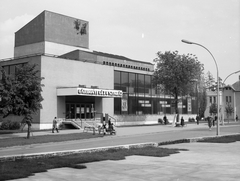 Magyarország, Eger, Hatvani kapu (Lenin) tér 4. Gárdonyi Géza Színház. Fent a zsinórpadlás homlokzatán Kiss Kovács Gyula rézdomborítása (1963)., 1970, Építésügyi Dokumentációs és Információs Központ, VÁTI, színház, Fortepan #31126