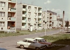 Magyarország, Eger, Szálloda utcai házak, mögöttük a Gárdonyi Géza Színház, háttérben a Főszékesegyház szoborcsoportja látszik., 1973, Építésügyi Dokumentációs és Információs Központ, VÁTI, színes, autóbusz, lakótelep, Skoda-márka, Bazilika, parkoló, Ikarus 31/311, klasszicizmus, automobil, Skoda Octavia, Trabant 600, székesegyház, Hild József-terv, Fortepan #31140