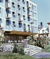 Magyarország, Eger, Klapka György utca, a Park Szálló belső udvara., 1973, Építésügyi Dokumentációs és Információs Központ, VÁTI, színes, szálloda, terasz, Fortepan #31141