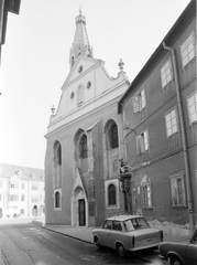 Magyarország, Sopron, Templom utca, balra a Fő (Beloiannisz) tér, szemben a bencés templom (Kecske templom)., 1975, Építésügyi Dokumentációs és Információs Központ, VÁTI, rendszám, Trabant 601, Fortepan #31143