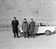 Magyarország, Esztergom, a Bazilika déli fala., 1968, Építésügyi Dokumentációs és Információs Központ, VÁTI, szovjet gyártmány, Moszkvics-márka, automobil, Fortepan #31144