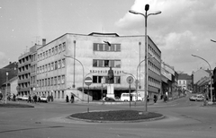 Magyarország, Kaposvár, Petőfi tér, szemben a Rendelőintézet, balra a Telepi utca, jobbra az Irányi Dániel utca. Petőfi Sándor szobor (Ispánki József, 1954), 1970, Építésügyi Dokumentációs és Információs Központ, VÁTI, utcakép, életkép, lámpaoszlop, középület, automobil, Petőfi-ábrázolás, Hegedős Károly-terv, mentőautó, szobor, sarokház, Fortepan #31147