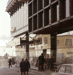 Magyarország, Eger, Sándor Imre utca, Mágnes Áruház, homlokzaton a Tábornok-ház tükörképe., 1982, Építésügyi Dokumentációs és Információs Központ, VÁTI, színes, áruház, Fortepan #31152