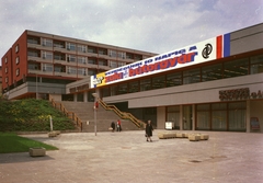 Magyarország, Eger, Városfal utcai tér, Egri Domus Lakberendezési Áruház és alatta az Express önkiszolgáló étterem., 1982, Építésügyi Dokumentációs és Információs Központ, VÁTI, színes, étterem, áruház, Domus Vállalat, Fortepan #31169