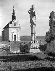 Magyarország, Tata, Kálvária domb, Fellner Jakab építette kis kápolnával, kálvária szoborcsoporttal., 1960, Építésügyi Dokumentációs és Információs Központ, VÁTI, barokk-stílus, katolikus, kápolna, feszület, Fellner Jakab-terv, Fortepan #31182