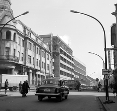 Magyarország, Kaposvár, Fő utca, balra a Széchenyi tér sarkán álló Dorottya Hotel., 1972, Építésügyi Dokumentációs és Információs Központ, VÁTI, csehszlovák gyártmány, szovjet gyártmány, GAZ-márka, építkezés, utcakép, szálloda, városkép, szecesszió, lámpaoszlop, automobil, GAZ M21 Volga, Skoda Liaz-márka, Skoda 706 RT/MT, Art Nouveau, Kármán Aladár Géza-terv, Ullmann Gyula-terv, Fortepan #31193