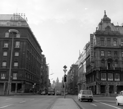 Magyarország, Budapest VIII.,Budapest V.,Budapest VII., Astoria kereszteződés, Kossuth Lajos utca., 1975, Építésügyi Dokumentációs és Információs Központ, VÁTI, közlekedés, forgalom, autóbusz, német gyártmány, magyar gyártmány, utcakép, városkép, Ikarus-márka, Wartburg-márka, Ikarus 620/630, automobil, Budapest, Fortepan #31195