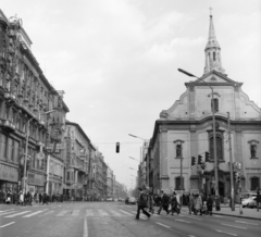 Magyarország, Budapest V., Kossuth Lajos utca a Ferenciek tere (Felszabadulás tér) felől nézve, jobbra a Belvárosi Ferences templom., 1974, Építésügyi Dokumentációs és Információs Központ, VÁTI, barokk-stílus, katolikus, Budapest, Ferences rend, Fortepan #31197