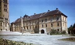 Magyarország, Pécs, Dóm tér, a Szent Péter- és Szent Pál-székesegyház mellett a Káptalani Levéltár és Plébánia épülete., 1960, Építésügyi Dokumentációs és Információs Központ, VÁTI, színes, óra, Bazilika, katolikus, obeliszk, neoromán építészet, székesegyház, Fortepan #31204