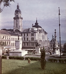 Magyarország, Pécs, Széchenyi tér a Dzsámi elöl a Városháza felé nézve, előtérben az Örökmécses., 1958, Építésügyi Dokumentációs és Információs Központ, VÁTI, színes, szobor, emlékmű, lámpaoszlop, lovas szobor, Hunyadi János-ábrázolás, Fortepan #31207