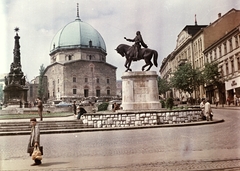 Magyarország, Pécs, Széchenyi tér, a Dzsámi előtt a Szentháromság-szobor és Hunyadi János szobra., 1958, Építésügyi Dokumentációs és Információs Központ, VÁTI, templom, színes, szobor, emlékmű, járókelő, utcakép, életkép, aktatáska, cekker, automobil, Wartburg 311/312, Tatra 87, lovas szobor, Hunyadi János-ábrázolás, Fortepan #31208