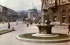 Hungary, Pécs, Széchenyi tér, Zsolnay-kút., 1956, Építésügyi Dokumentációs és Információs Központ, VÁTI, church, colorful, traffic, bus, well, sculpture, pedestrian, street view, genre painting, horse sculpture, János Hunyadi-portrayal, Fortepan #31211