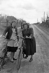 1954, Petrók Károly, Best of, nők, pihenés, kerékpár, Fortepan #312117