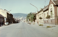 Magyarország, Pécs, Szabadság (útja) utca, a Székesegyház felé nézve., 1960, Építésügyi Dokumentációs és Információs Központ, VÁTI, színes, német gyártmány, Volkswagen-márka, automobil, Moszkvics 407, Volkswagen Bogár, kerékpár, Fortepan #31213