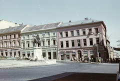 Magyarország, Pécs, Széchenyi tér, balra Hunyadi János szobra, jobbra a Király (Kossuth Lajos) utca torkolata., 1960, Építésügyi Dokumentációs és Információs Központ, VÁTI, színes, neonreklám, lámpaoszlop, lovas szobor, Hunyadi János-ábrázolás, Fortepan #31215