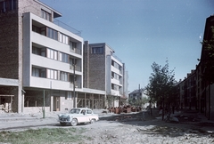 Magyarország, Pécs, Kolozsvár utca., 1960, Építésügyi Dokumentációs és Információs Központ, VÁTI, jármű, színes, szovjet gyártmány, magyar gyártmány, építkezés, utcakép, építészet, Moszkvics-márka, robogó, automobil, Moszkvics 407, Csepel Panni, Fortepan #31219