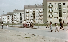 Magyarország, Uránváros, Pécs, Kőrösi Csoma Sándor utca az Ybl Miklós utca felé nézve., 1959, Építésügyi Dokumentációs és Információs Központ, VÁTI, színes, lakótelep, utcakép, életkép, buszmegálló, lámpaoszlop, Fortepan #31221