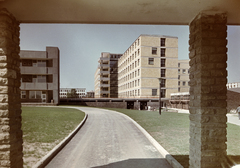 Magyarország, Dunaújváros, Városi (Szent Pantaleon) kórház, a fotó a Panoráma úti bejárat felől készült., 1966, Építésügyi Dokumentációs és Információs Központ, VÁTI, színes, gyógyintézmény, Fortepan #31243