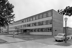 Magyarország, Dunaújváros, Münnich Ferenc (később Széchenyi István) Gimnázium., 1966, Építésügyi Dokumentációs és Információs Központ, VÁTI, iskola, szovjet gyártmány, GAZ-márka, GAZ M21 Volga, rendszám, Fortepan #31247