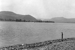 Magyarország, Kismaros, Duna-part, szemben a Szentendrei-sziget, mögötte balra a Visegrádi-hegység, jobbra a Börzsöny Nagymarosnál., 1960, Építésügyi Dokumentációs és Információs Központ, VÁTI, vízpart, Fortepan #31258