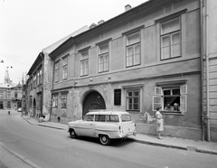 Magyarország, Sopron, Templom utca a Kolostor utca torkolata felé nézve., 1962, Építésügyi Dokumentációs és Információs Központ, VÁTI, német gyártmány, Opel-márka, kapu, utcakép, automobil, Opel Olympia Rekord, Fortepan #31262