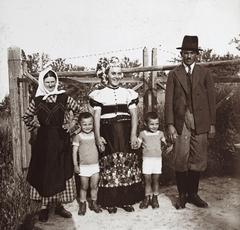 1909, fortepan/Album 123, kézenfogva, család, képarány: négyzetes, népviselet, Fortepan #312664