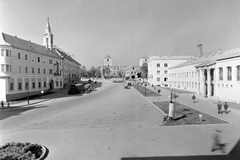 Magyarország, Várpalota, Szabadság tér, háttérben a Thury-vár., 1955, Építésügyi Dokumentációs és Információs Központ, VÁTI, napsütés, teherautó, utcakép, vár, Fortepan #31279