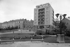 Magyarország, Várpalota, Jókai utca 1., előterében Mikus Sándor Táncoló lánykák című szobra látható., 1961, Építésügyi Dokumentációs és Információs Központ, VÁTI, utcabútor, neonreklám, lámpaoszlop, Fortepan #31280