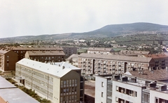 Magyarország, Uránváros, Pécs, Esztergár Lajos utca (39-es dandár út), előtérben a Radnóti Miklós Közgazdasági Szakközépiskola., 1964, Építésügyi Dokumentációs és Információs Központ, VÁTI, iskola, színes, Fortepan #31292